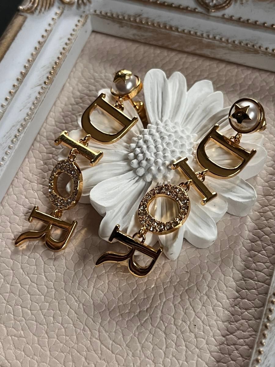 Dior アルファベットチャーム ブローチ 【公式通販】