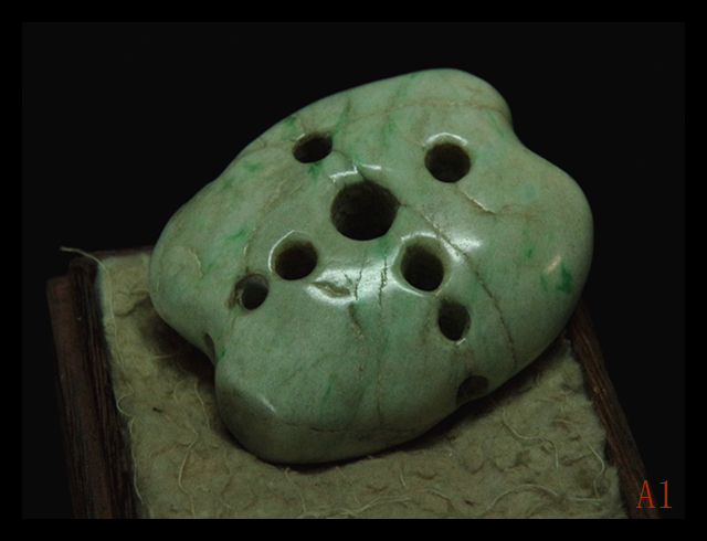 縄文期☆伝世重宝縦横貫通多孔超大きな音が鳴る古色風化糸魚川硬玉翡翠