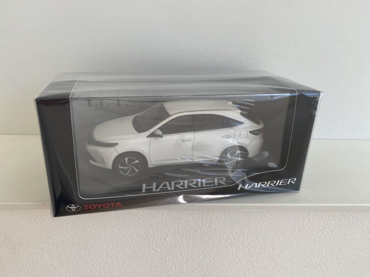 送料込み トヨタ ハリアーミニカー 1/30 ホワイトパールクリスタル