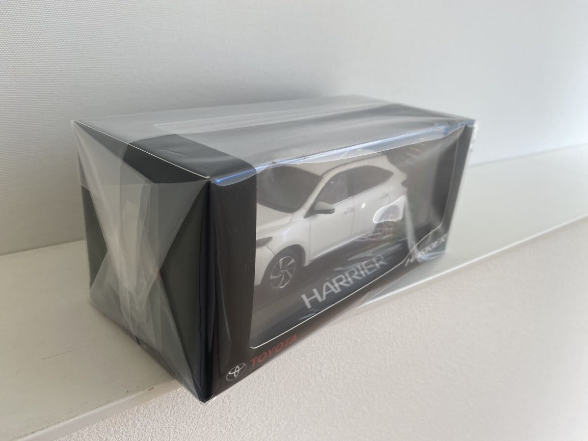 送料込み トヨタ ハリアーミニカー 1/30 ホワイトパールクリスタル