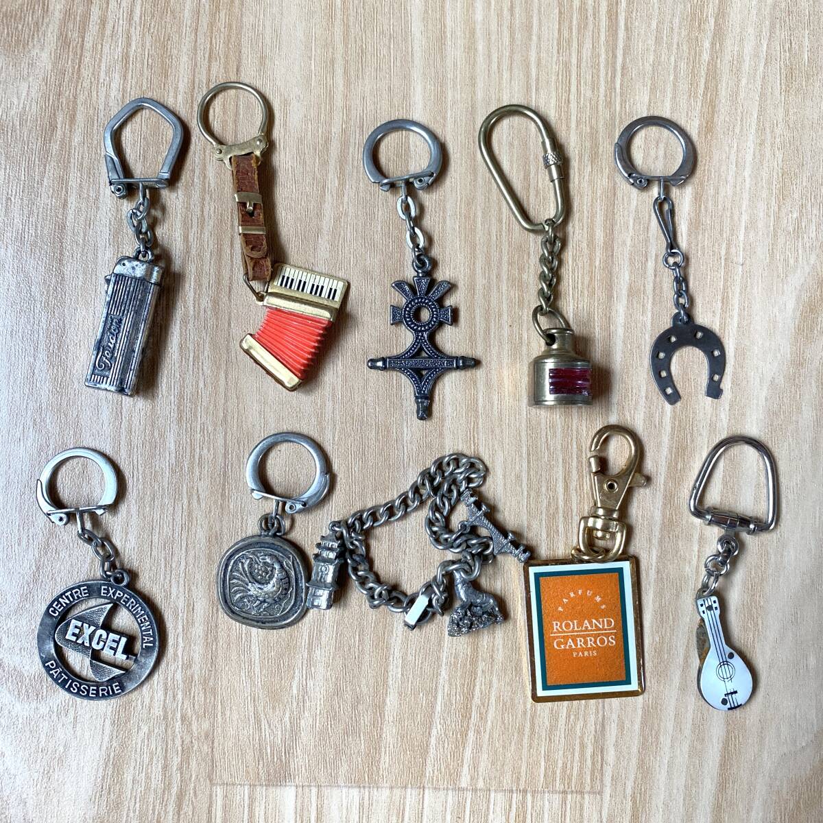 100個！フランス ヴィンテージ キーホルダー 金属製 メタル まとめ売り D4