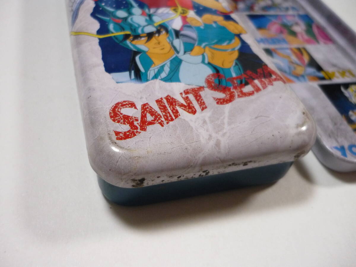 管00]文房具 筆箱 星矢＆紫龍＆氷河 聖闘士星矢 缶ペンケース セイカ