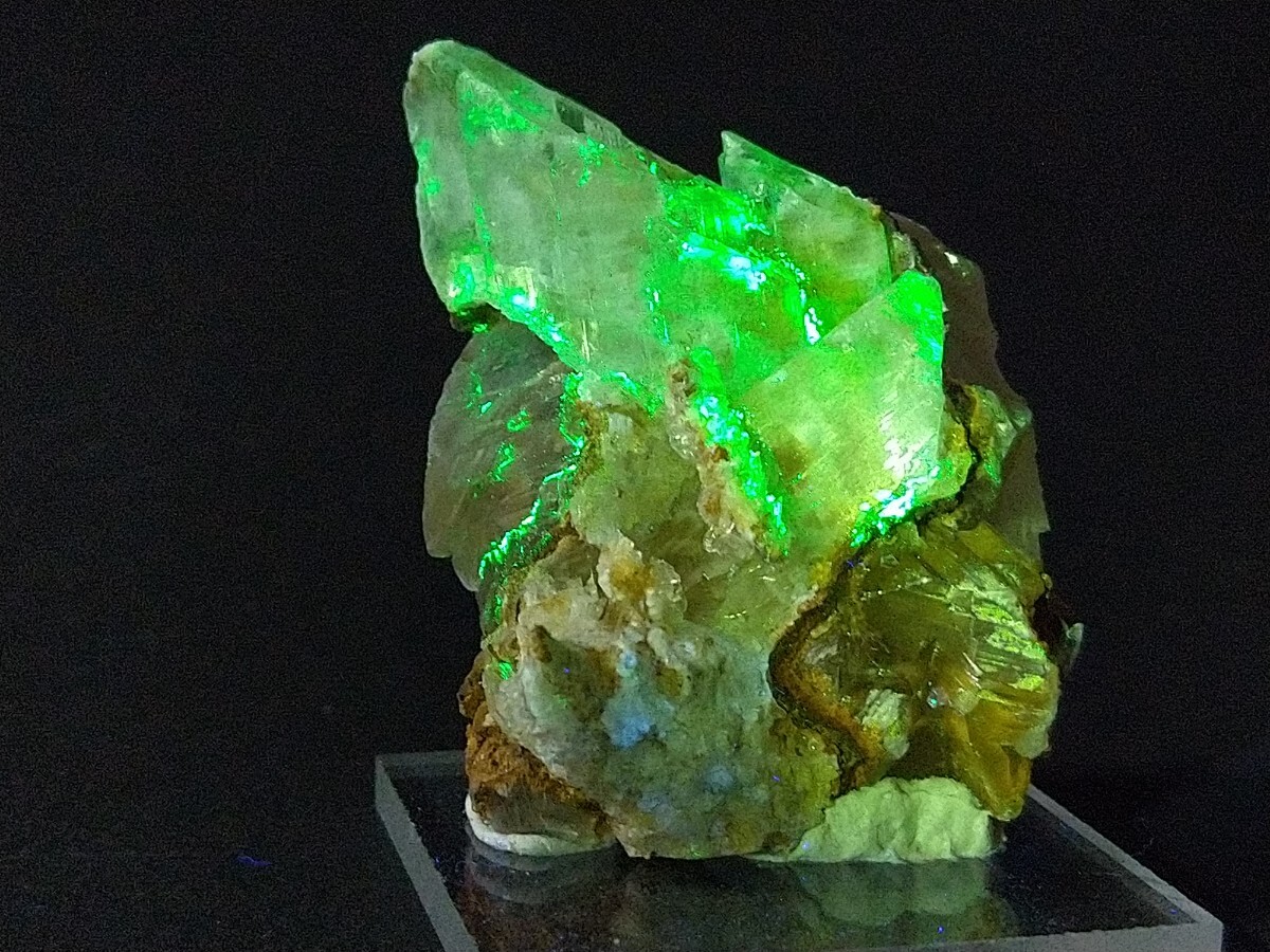 鉱物標本 セレナイト 透明石膏 ジプサム 中国産 【謎蛍光】