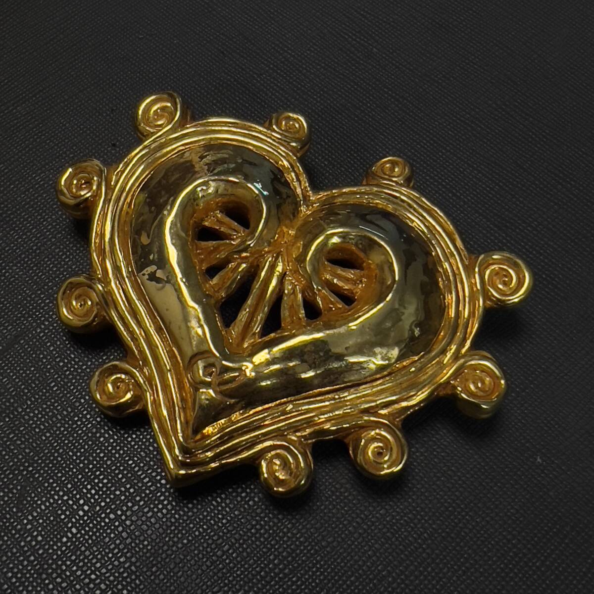 Christian Lacroix ハート型ブローチ 1994 Christian Lacroix Textured