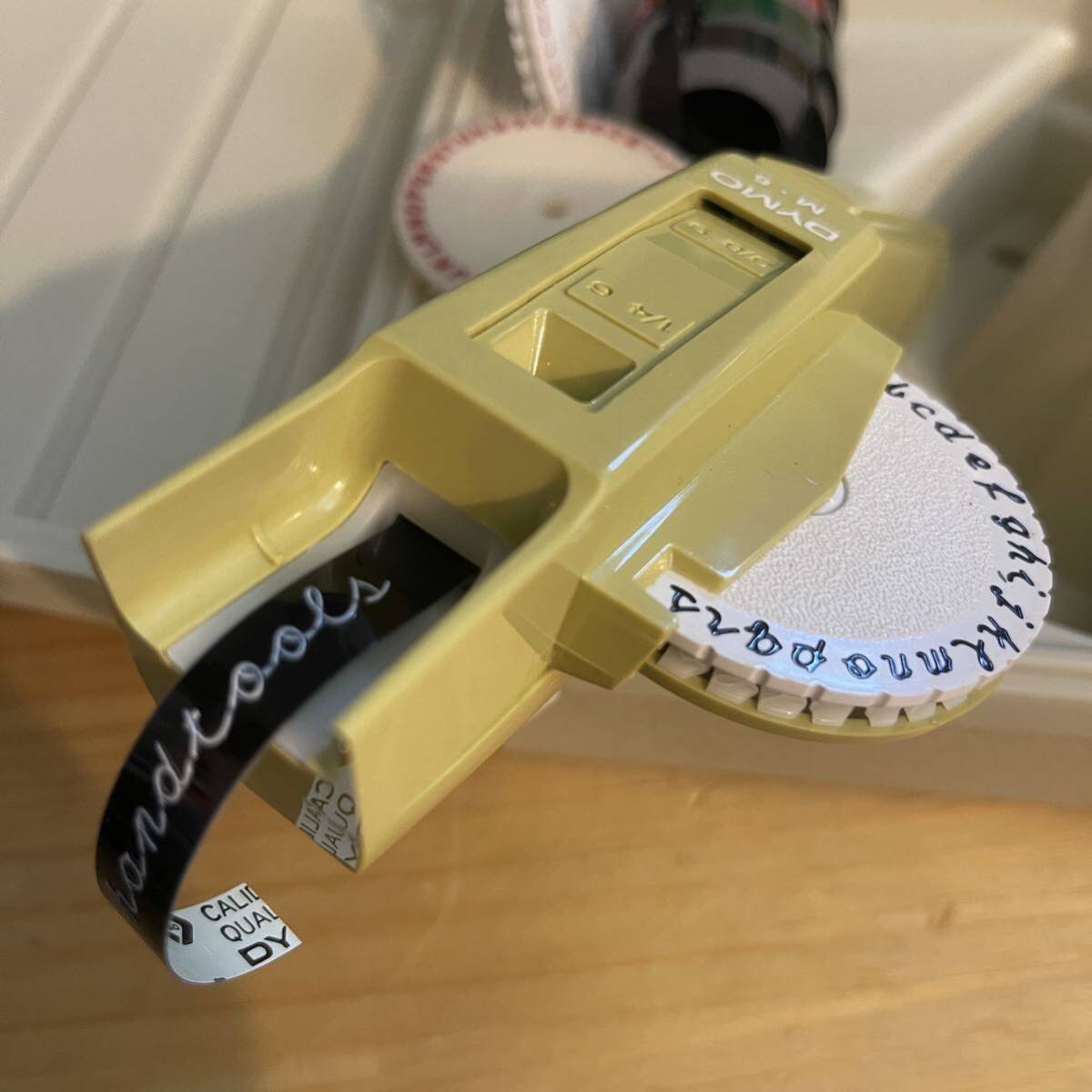 製品保証 【文字が繋がる筆記体・文字盤4個】ダイモ テープライター M