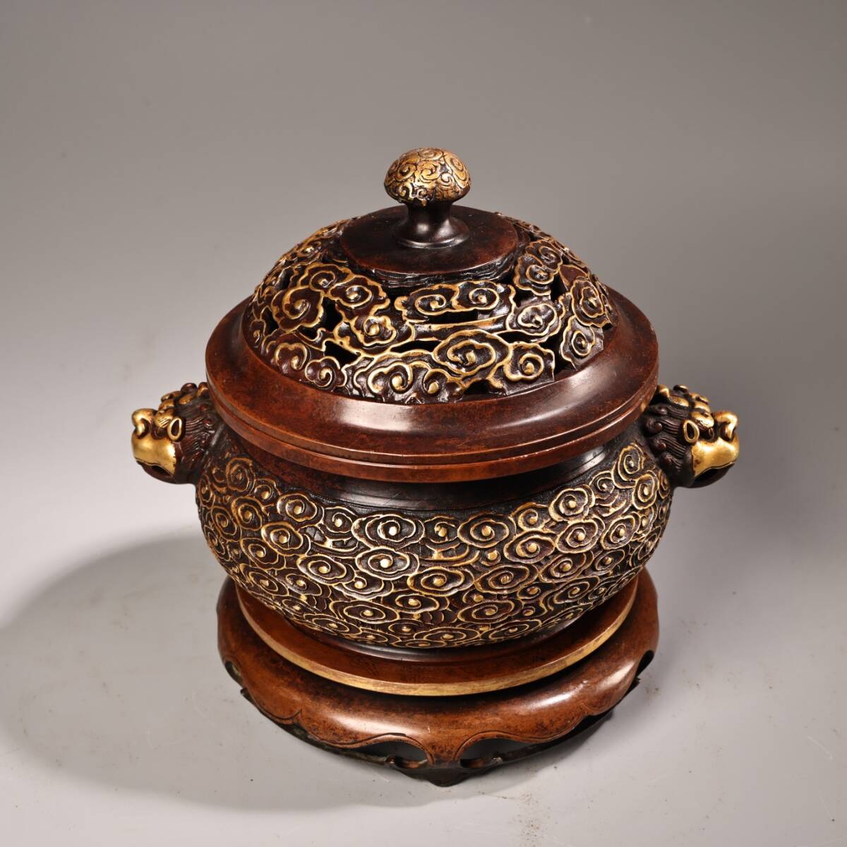 中国古美術・旧蔵純紫銅製・高浮彫鎏金香炉・純手作り・三本脚・置物