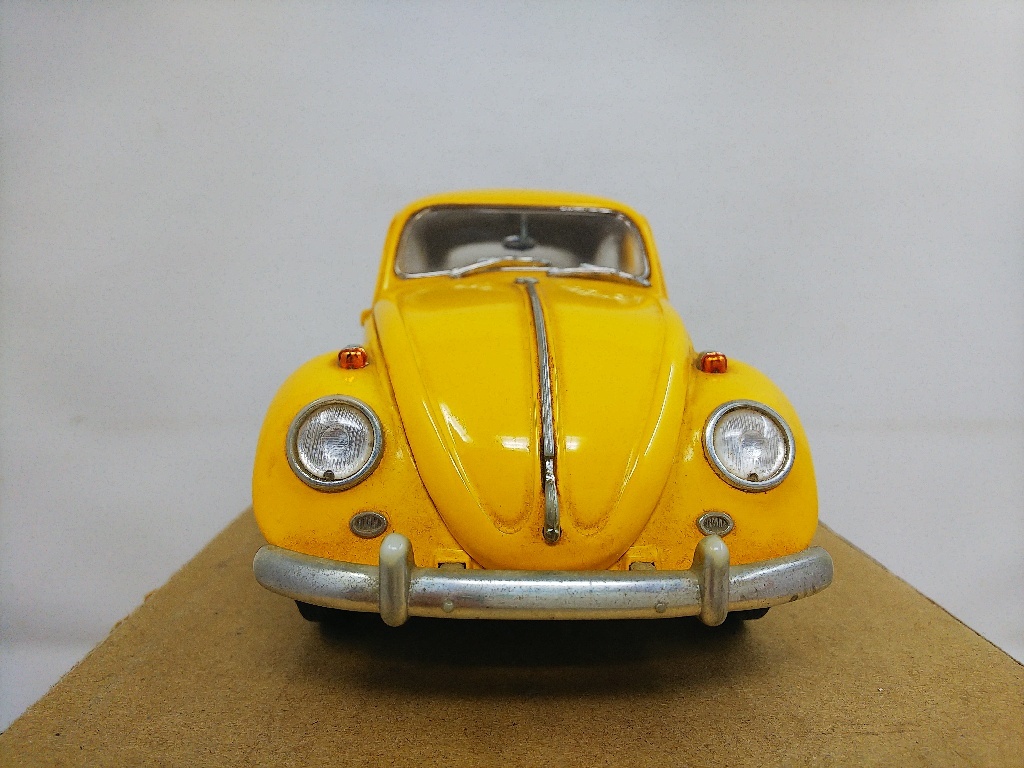 □ ロードシグネチャー 1/18 Volkswagen Beetle (1967) イエロー