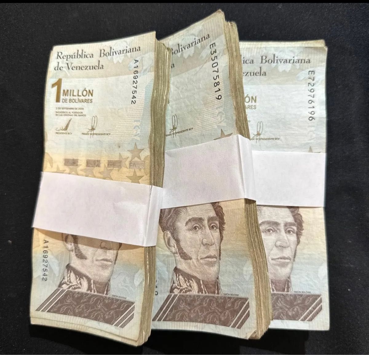 ベネズエラボリバル50万ソベラノ 300枚 ベネズエラボリバル50万
