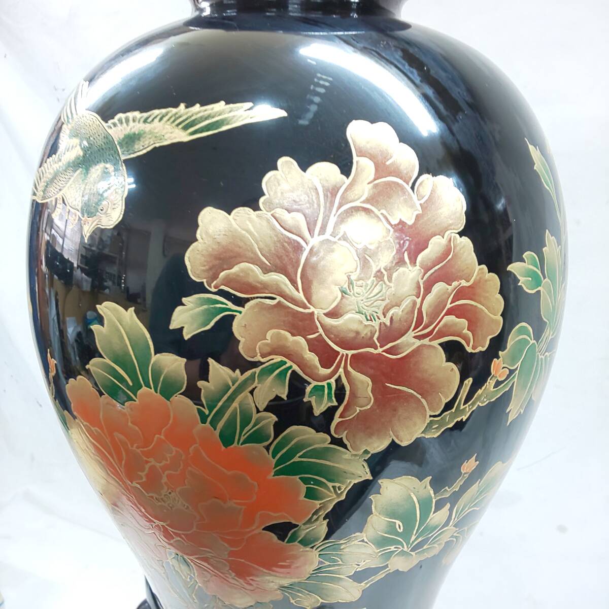 中国美術飾り壺黒色漆器 壺 山と草木の風景漆塗り