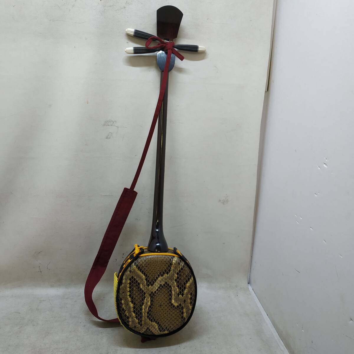 美品】沖縄三線 人工皮革 蛇柄 胴巻き カラクイ全木 初心者向け 三線