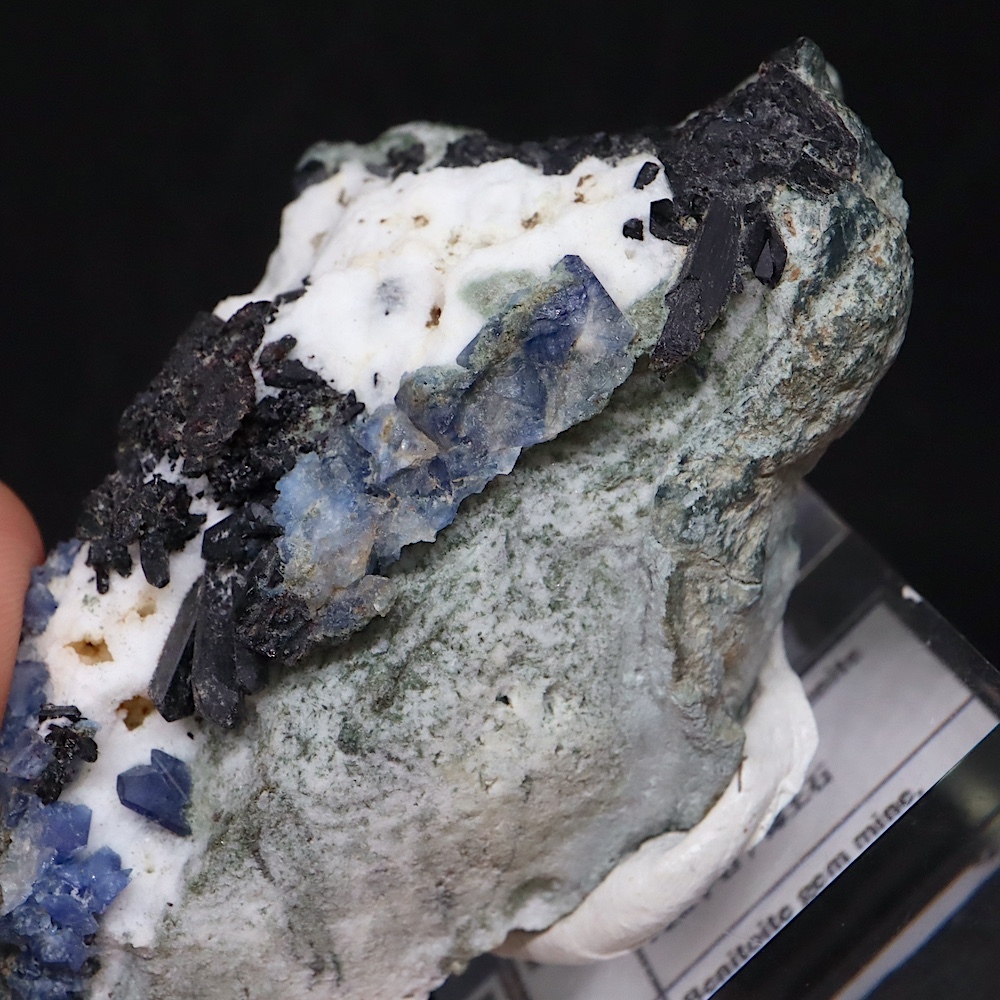 502 ベニトアイト クラスター ジョアキナイト 結晶 原石 母岩付き