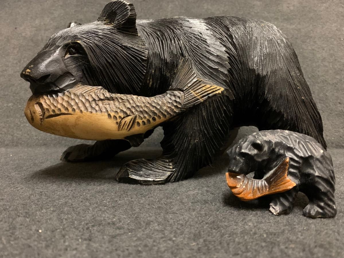 木製クマ彫刻 魚を持つ（昭和の品物） 熊の木彫り 北海道 魚を背負っ