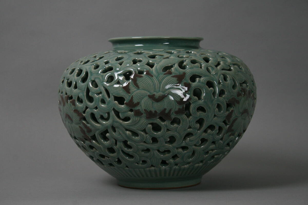 韓国 流谷 李 相昌 作 高麗青磁 二重透刻牡丹唐草文