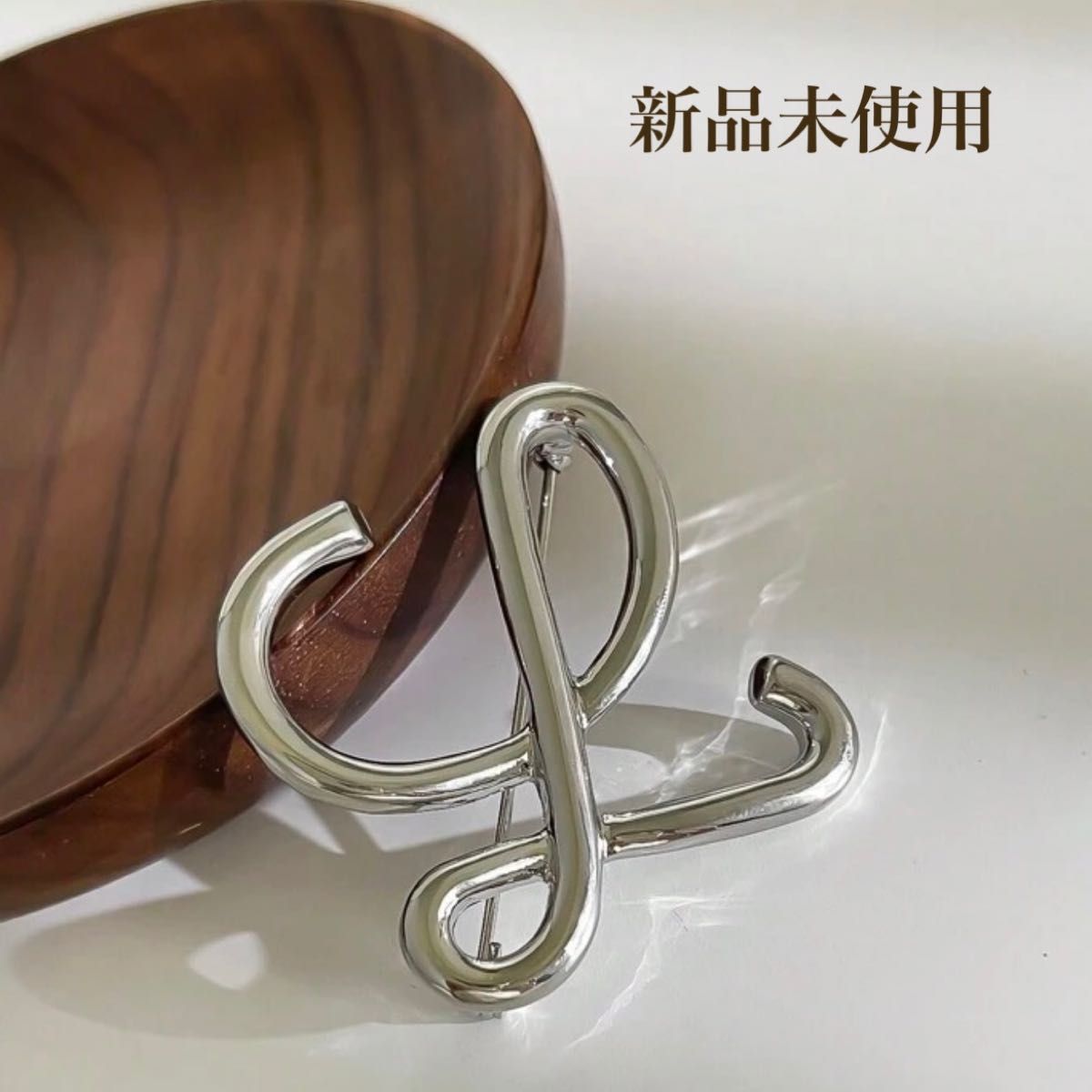 新品未使用】ブローチ シルバーカラー ロエベ LOEWE好きな方 Lロゴ