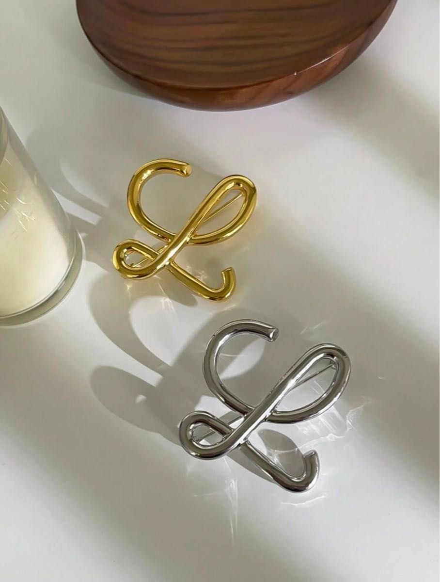 新品未使用】ブローチ ゴールド ロエベの好きな方 Lロゴ モチーフ