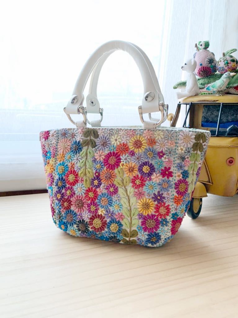 お花の手刺繍 バッグ 大きめサイズ ハンドメイド リネン生地 トート