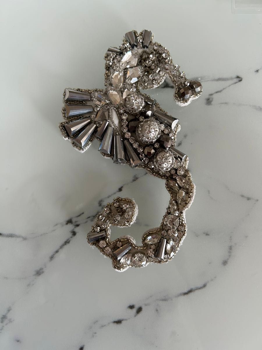 Max mara 定番 クリスタル x ゴールドブローチ