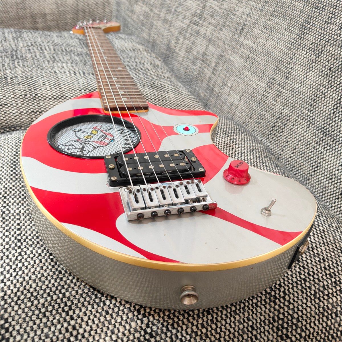 希少 ウルトラマン ZO-3 UBB アンプ内臓 エレキギター フェルナンデス