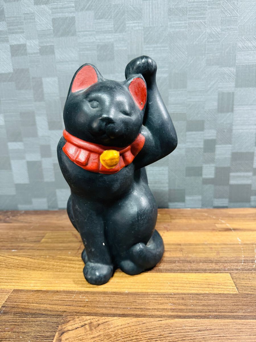 黒い猫の陶器フィギュア 赤い目 猫 ねこ くろねこ クロネコ 黒猫 置物 cat