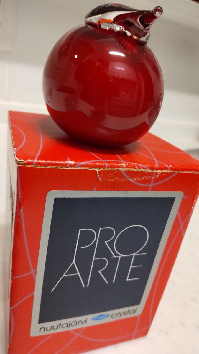 オイバ・トイッカ パフボール クランベリー レッド ガラスオブジェ