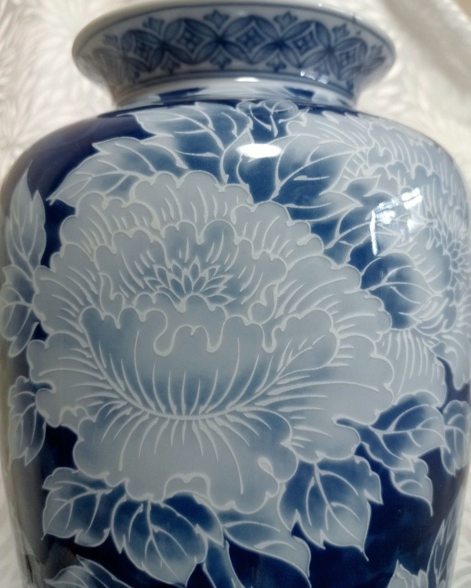 送料無料】 蔵出し 宮内庁御用達 深川製磁 冠付花瓶 見事な牡丹の図柄