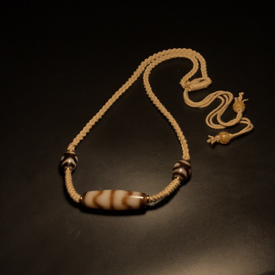 蔵友旧蔵出 蔵友旧蔵出 瑪瑙製 細密彫 四虎牙天珠