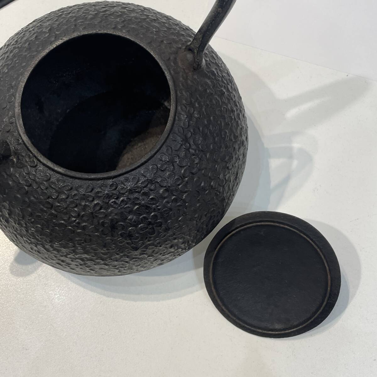 南部鉄器】南部 鉄瓶 花柄/花模様 幅20cm（注ぎ口含む) 高さ約