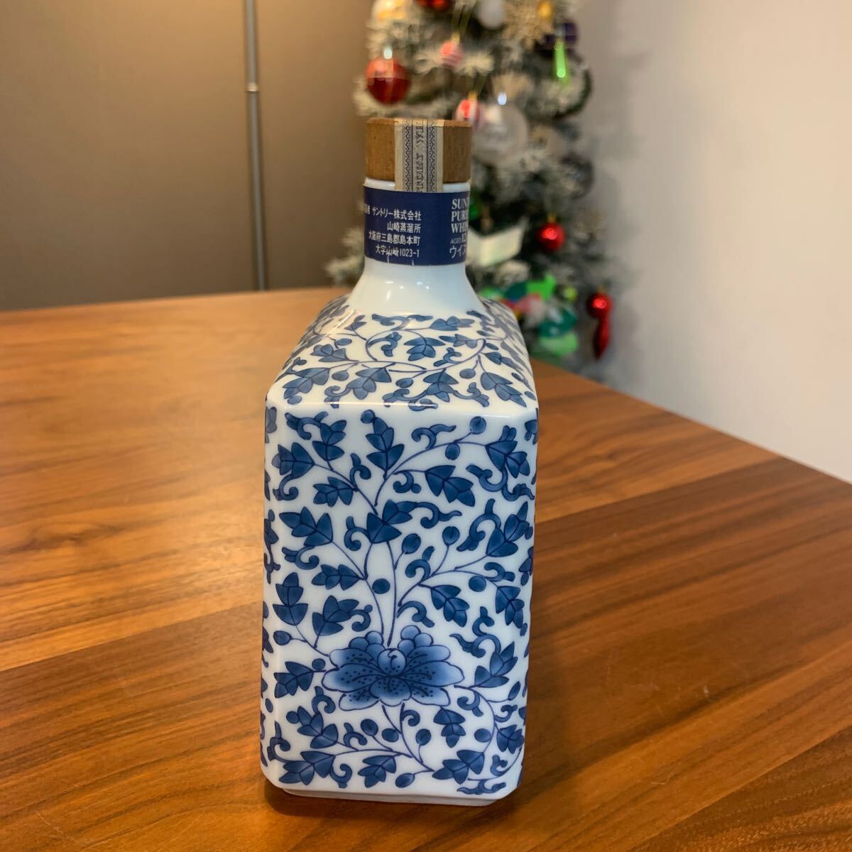 サントリー ピュアモルトウイスキー 山崎12年 有田焼 (染付牡丹唐草亥