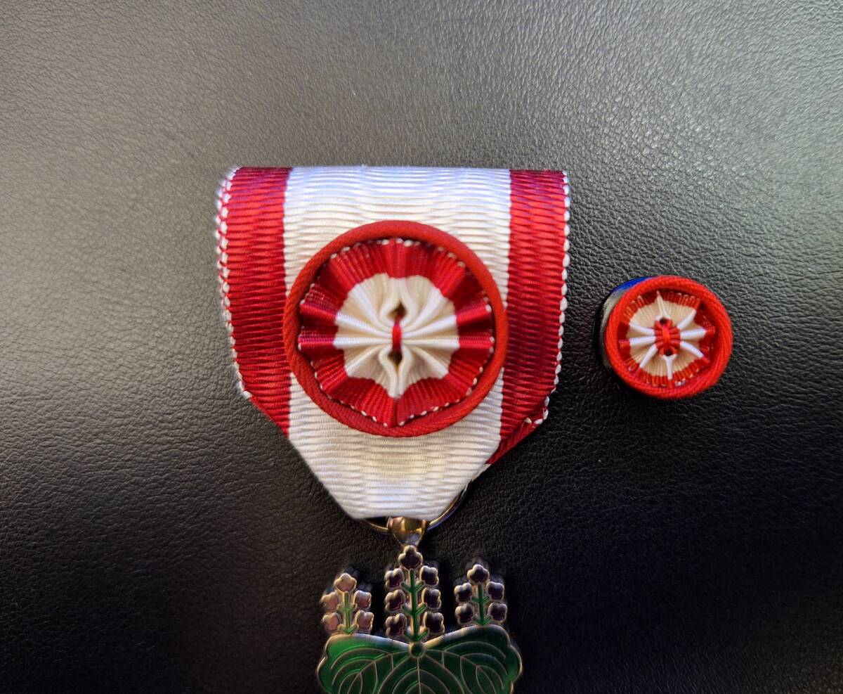 激レア 極美品現行 旭日小綬章 旧勲四等 勲章 略綬付き 完品 褒章 徽章