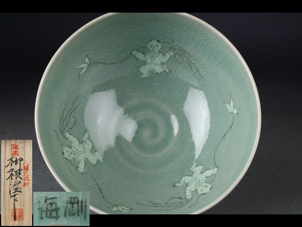 韓国人間文化財 柳海剛（柳根瀅）作 高麗青磁 象嵌鶴雲文茶碗 共箱 VR6347