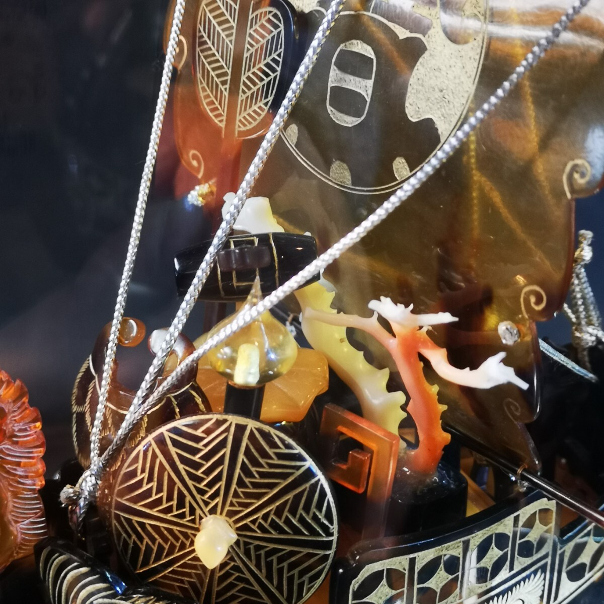 本鼈鳳凰宝船の置物 縁起物 オブジェ ガラスケース付き 本鼈甲 帆船