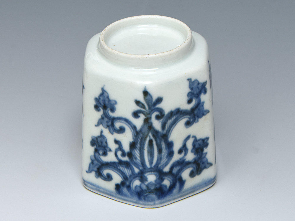 Yahoo!オークション - 古伊万里（藍柿右衛門様式）染付花文六角猪口 の