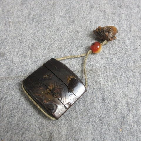 黒塗 蒔絵 荒波に岩鷹図 印籠 桃の根付 [B28159] 印籠の高