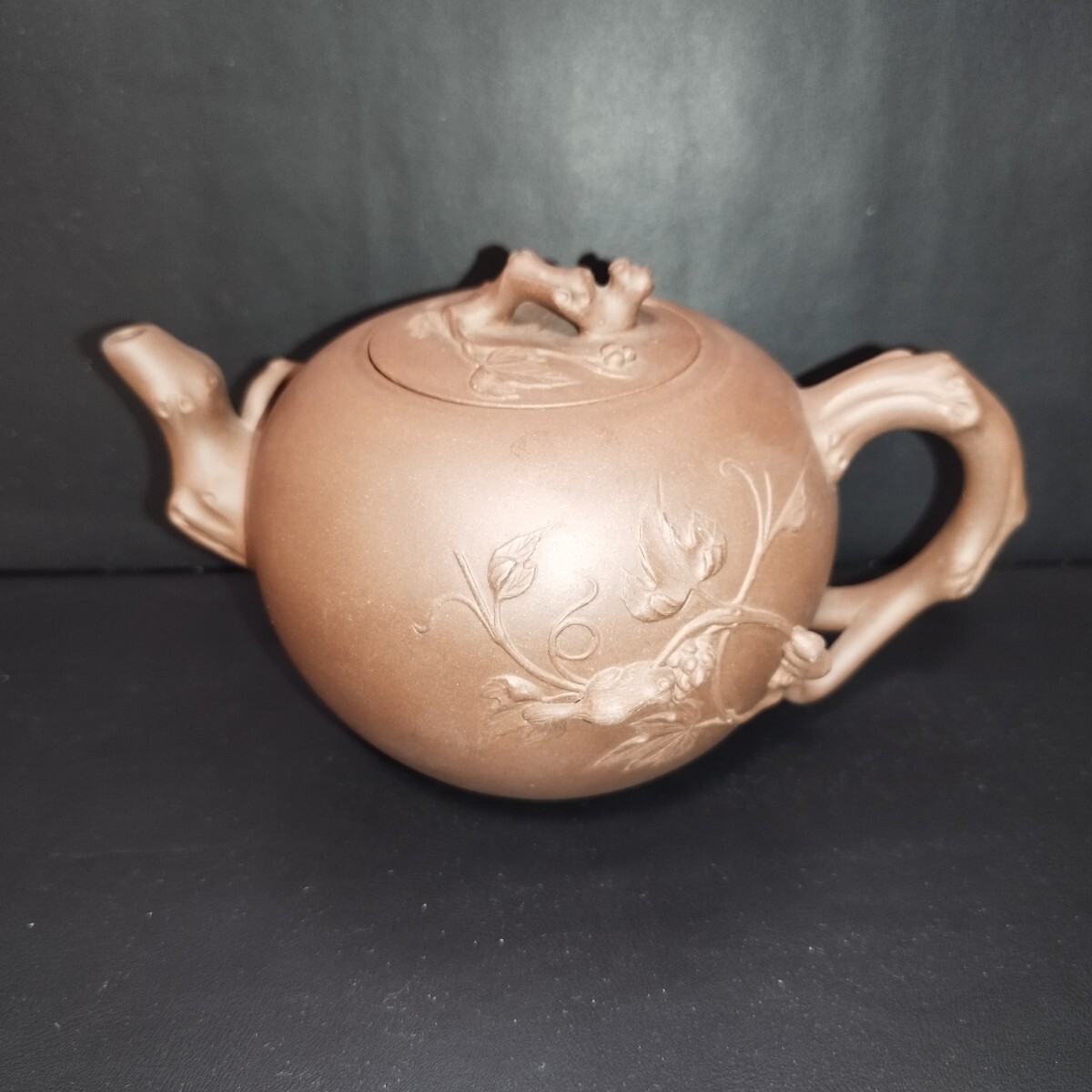 中国宜興 朱泥 葡萄栗鼠 急須 紫砂壺 茶壺 在銘 煎茶道具 中国宜興 朱