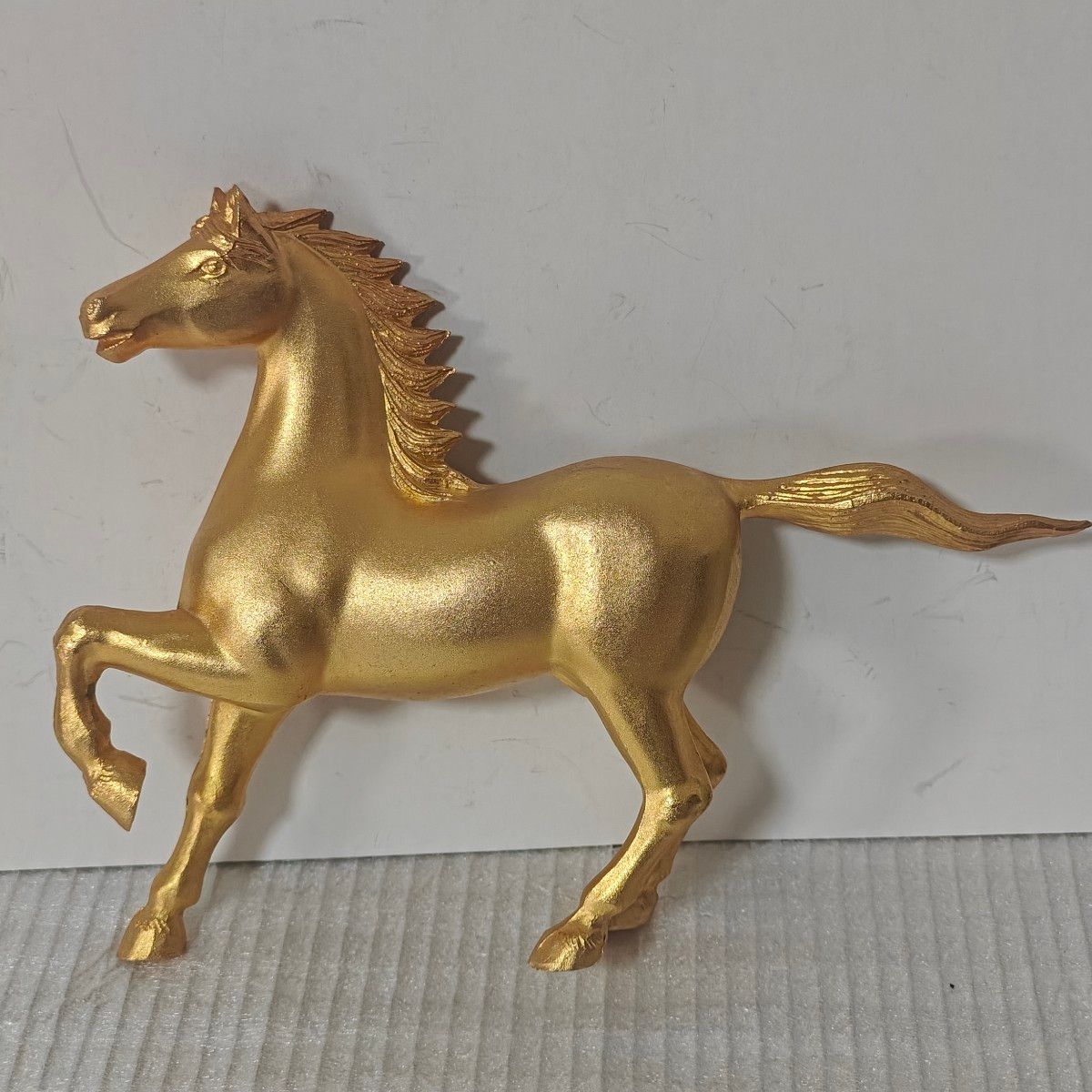 金色の馬の彫刻 41FbVhW4V5L._AC_UF894,