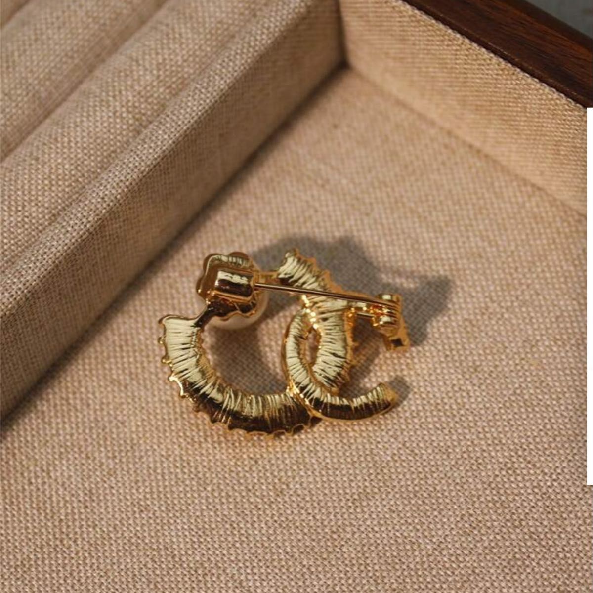 CHANEL CCロゴ ヴィンテージ ブローチ パール風 装飾付き