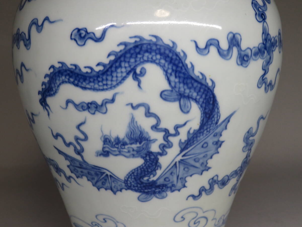 中国 成化年製 青花 花瓶文 貼梅双耳瓶 D R7889 TF16