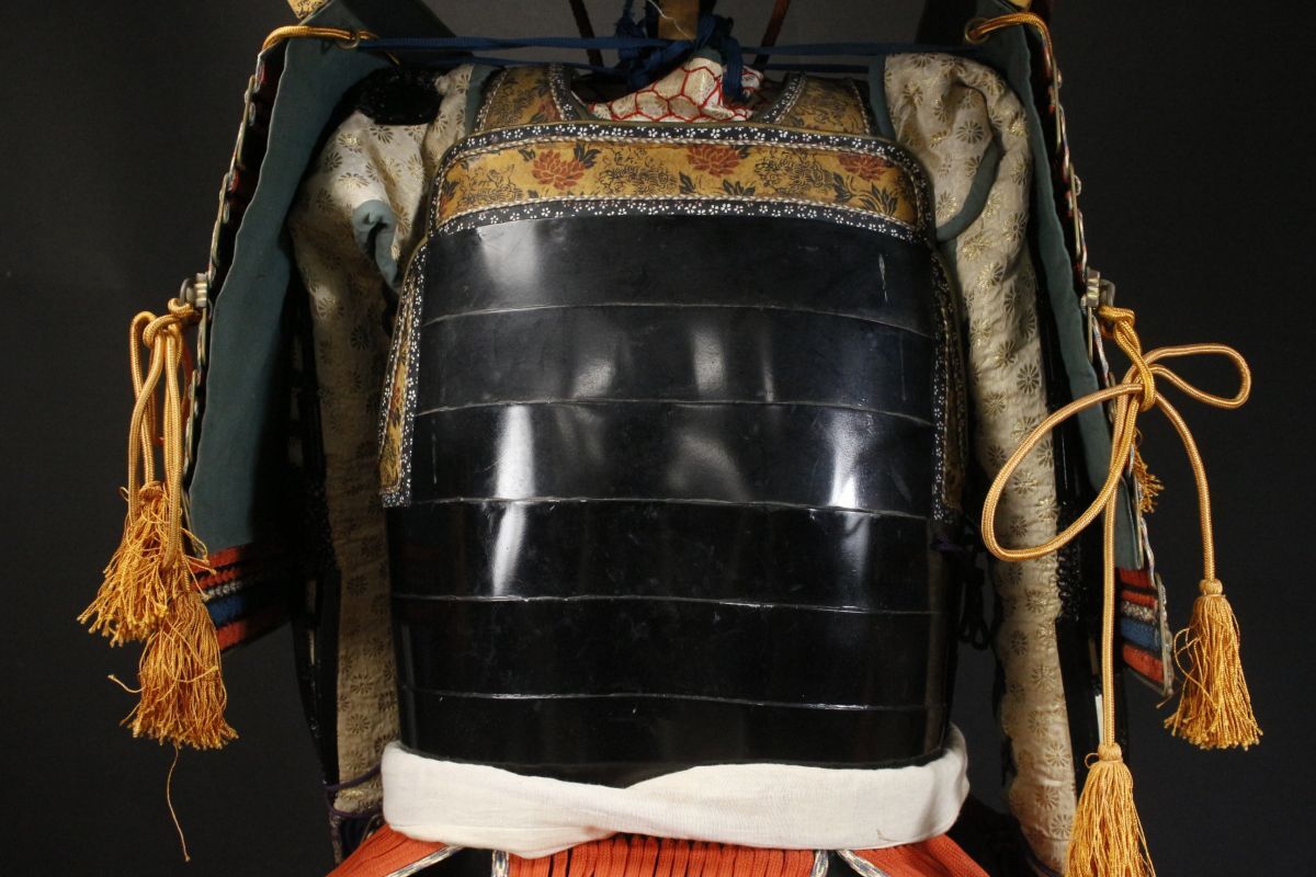 Yahoo!オークション - 【LIG】鉄地 上杉笹紋 緋縅鎧一式 八間筋兜 八幡