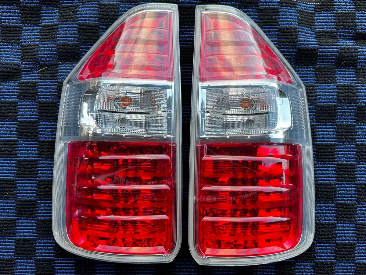 トヨタ 70系 ノア ヴォクシー 純正 テールランプ 左右セット ZRR70