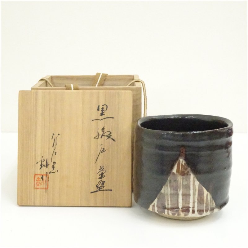 加藤〓造 黒織部筒茶碗（共箱）