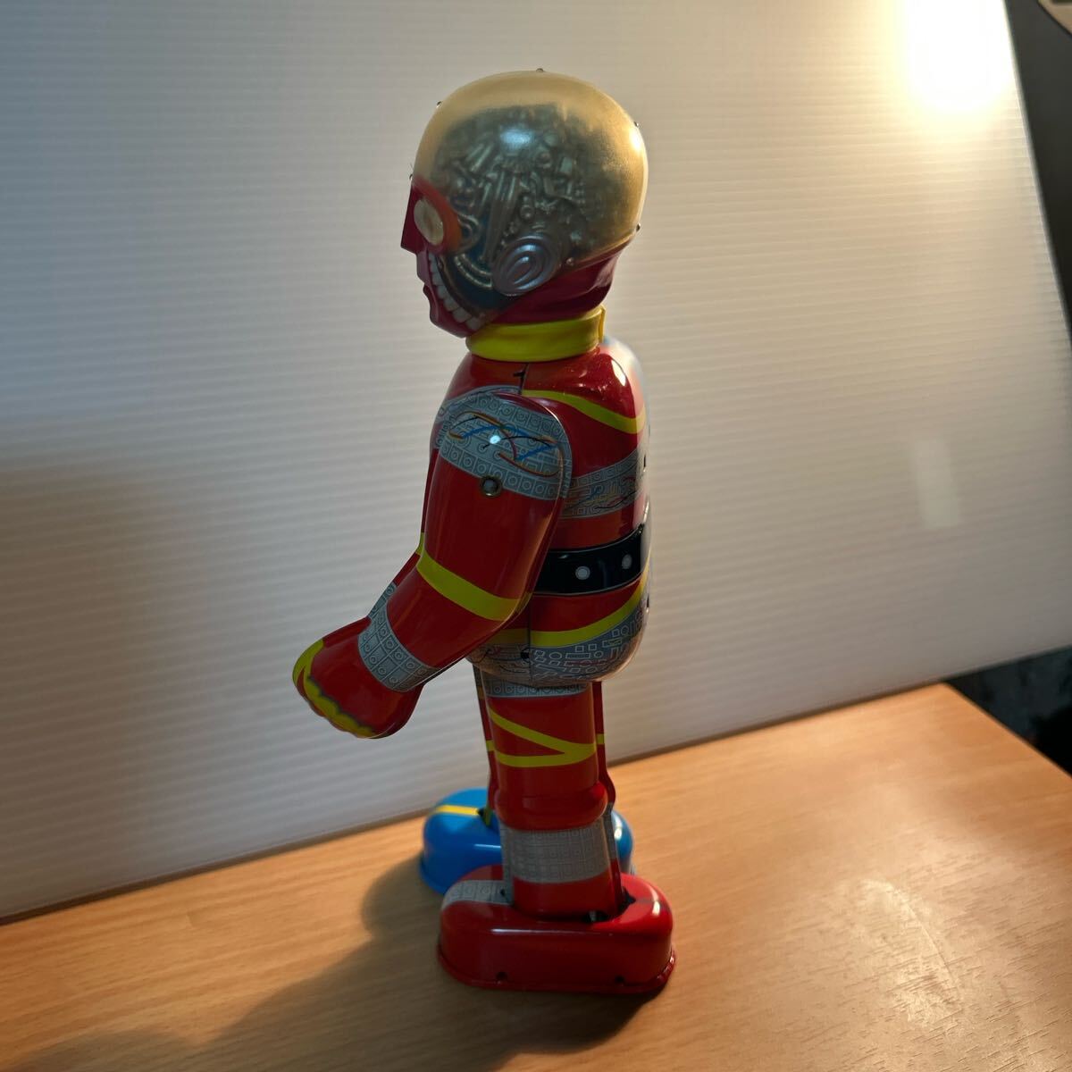 ビリケン商会から1000体しか限定発売！キカイダーブリキ製ゼンマイ歩行で