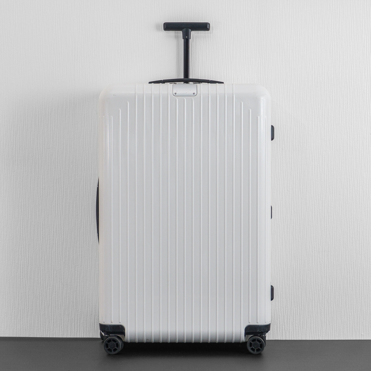 現行 リモワ エッセンシャルライト チェックインL 81L ネームタグ未