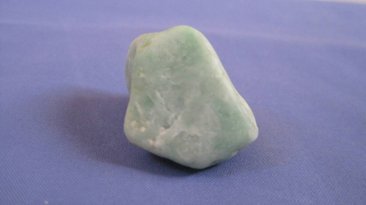 糸魚川産 原石翡翠 うすい翠色 14g 糸魚川産 うすい翠色 14g