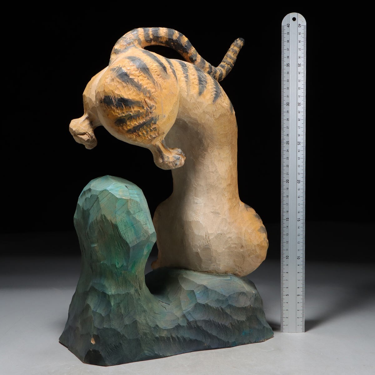 PM691. 但馬彫【名工松田一戯】木彫彩色「山を飛ぶ」虎置物高さ39.5cm