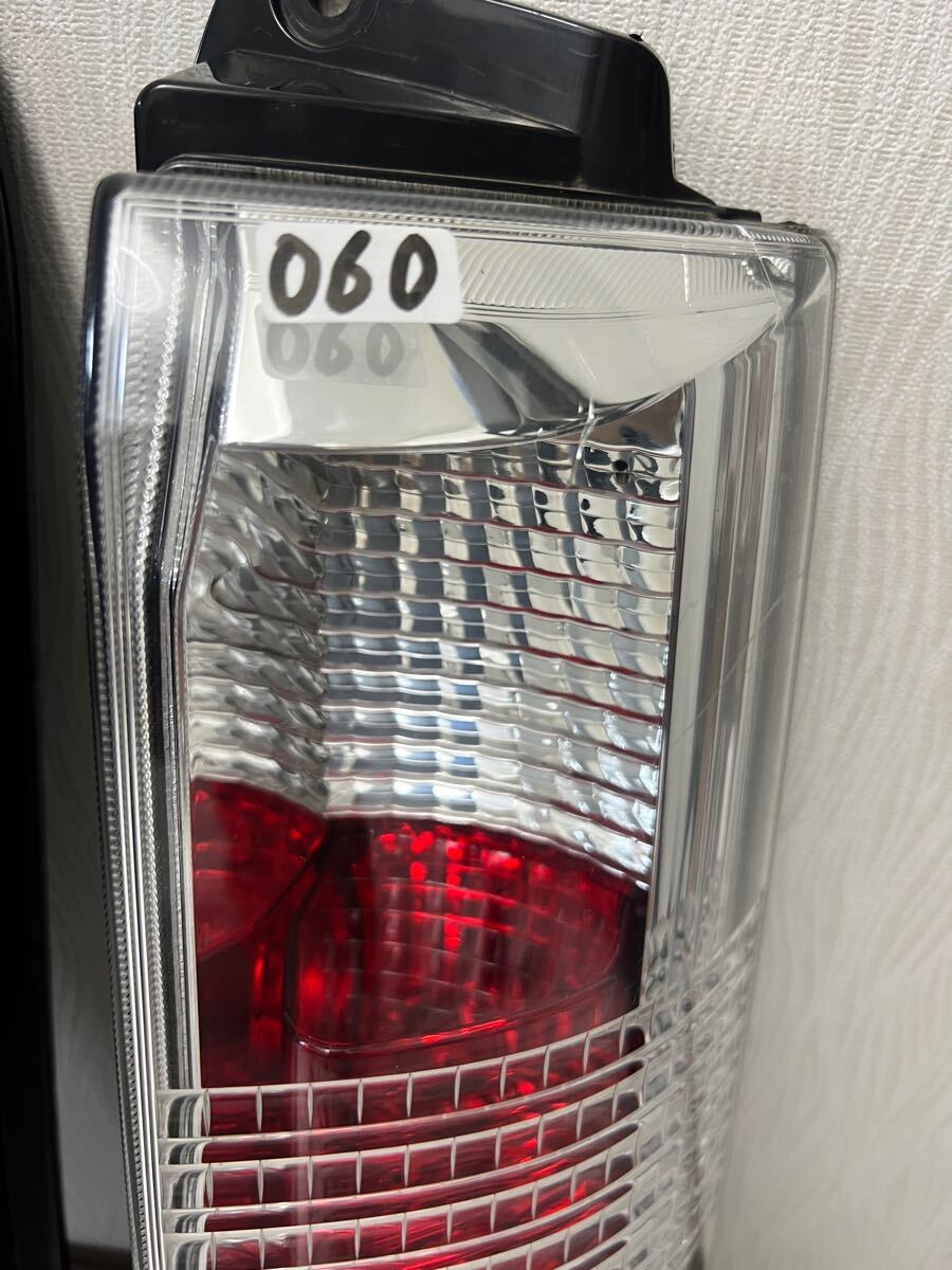 K586 エブリィワゴン DA64W 後期 右テール 35603-68H3(テールライト