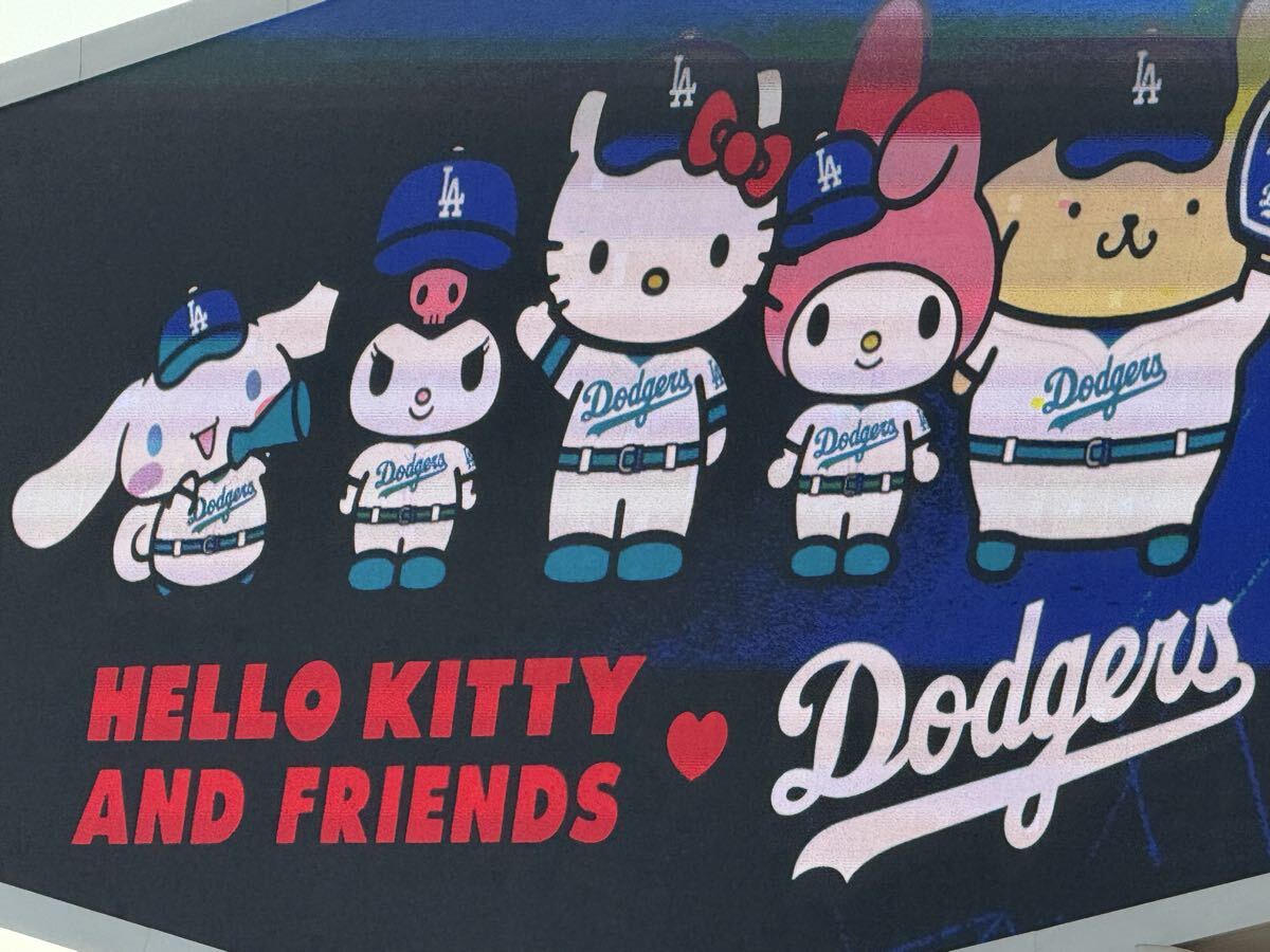 8/5 球場配布品 ドジャース × Hello Kitty クロスボディバッグ