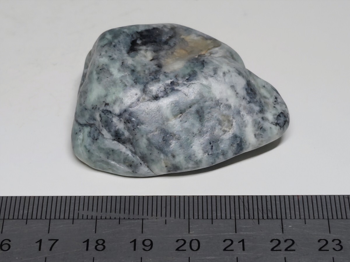 糸魚川⑬ 翡翠 65g ヒスイ 原石 鑑賞石 自然石 誕生石 鉱物 鉱石 水石