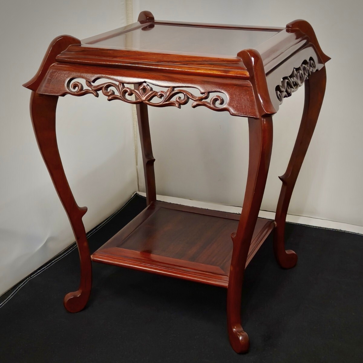 唐木の飾り台 紫檀 無垢材 木製 花台 透かし彫り 香炉台 中国 木彫り 盆栽