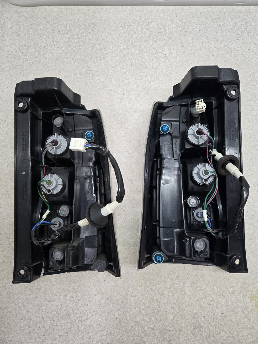 L600S ダイハツ タントカスタム テールランプ左右セット