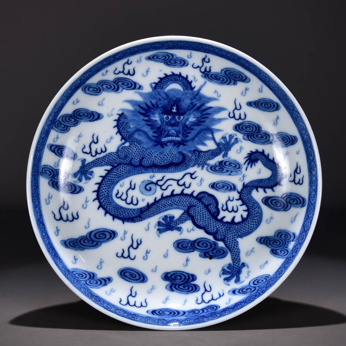 磁器 旧蔵 清時代 清康熙 青と白の龍紋皿 時代物 陶磁器